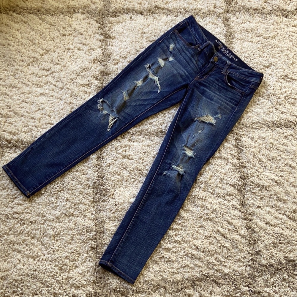🦅 American Eagle Stretch Ripped Jeans (US 4)